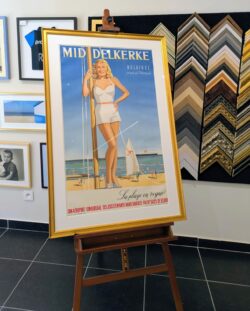 Inlijsting van affiche poster met passe-partout en gouden lijst
